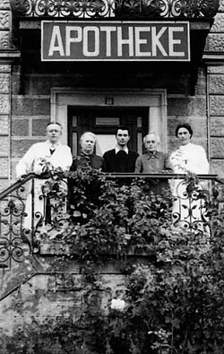 Neuanfang 1949 in Küps (Oberfranken): Heinrich Hofmann II mit Frau Johanna (in weiß) und Heinrich Hofmann III in der Mitte